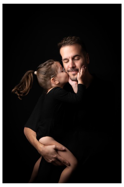 Η τρυφερότητα της σχέσης γονιού και παιδιού αποτυπώνεται σε κάθε φωτογραφία στο Mon Petit Bébé K