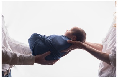 Lifestyle baby and family photoshoot in Athens by a maternity and newborn photographer..