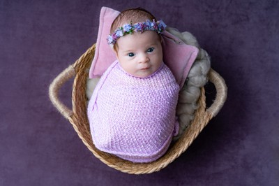 Αγνότητα, απλότητα, αγάπη. Στο Mon Petit Bébé Studio στην Αθήνα, κάθε φωτογράφηση νεογέννητου είναι μια εμπειρία γεμάτη τρυφερότητα.