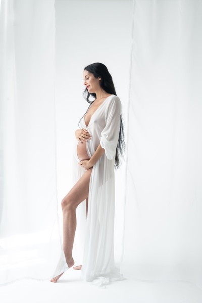 Η maternity φωτογράφιση πραγματοποιείται σε έναν ζεστό και άνετο χώρο, με καθοδήγηση σε πόζες και styling, ώστε κάθε γυναίκα να νιώθει όμορφα και χαλαρά μπροστά στον φακό