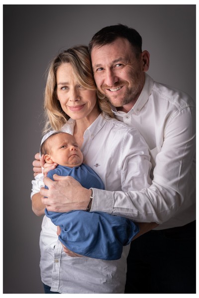 Lifestyle baby and family photoshoot in Athens by a maternity and newborn photographer.