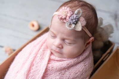 Αγνότητα, απλότητα, αγάπη. Στο Mon Petit Bébé Studio στην Αθήνα, κάθε φωτογράφηση νεογέννητου είναι μια εμπειρία γεμάτη τρυφερότητα.