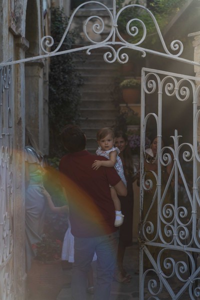 Φωτογραφίες βάπτισης στην Αθήνα που συνδυάζουν μυστήριο και συγκίνηση.