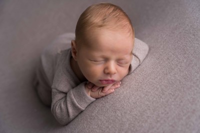 Mon petit Bebe – εξωτερική φωτογράφιση νεογέννητου στην Αθήνα, απαθανατίζοντας τις πρώτες στιγμές ζωής