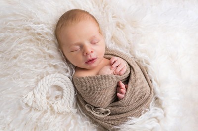 Newborn photography in Attica with Katerina Drouka – pure beauty and tenderness in every shot.