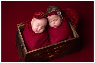 Love, hugs & tiny giggles 💛 Φωτογράφιση γονιού και παιδιού στο Mon Petit Bébé 