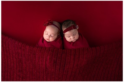 Professional baby photography in Athens – newborn sessions in studio and lifestyle outdoor photos.