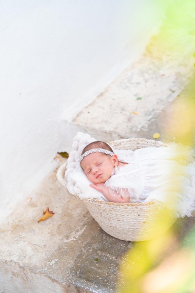 Outdoor family photoshoot in Kolonaki and across Attica – capturing precious moments of love and joy.