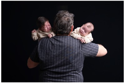 Personalized twin photography – studio or beach sessions in Athens.