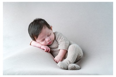 Κάθε μικρό χεράκι κρύβει μια μεγάλη ιστορία. Φωτογράφιση νεογέννητων στην Mon Petit Bébé.