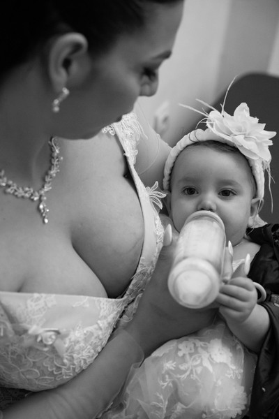 Το μωρό πρωταγωνιστής στο μυστήριο της βάπτισης.