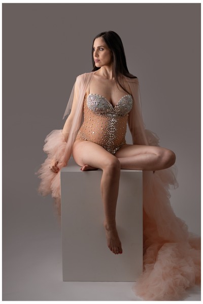 Maternity photoshoot in Athens by a professional pregnancy photographer – outdoor and studio sessions in Kolonaki & South Athens.  