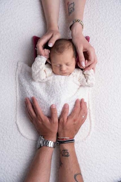 Newborn φωτογράφιση στην Αθήνα με φυσικό και κομψό ύφος.