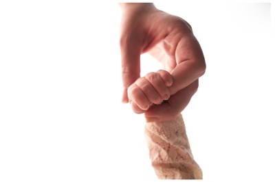 Απαλές αποχρώσεις, ήρεμα χαμόγελα, αγάπη χωρίς τέλος. Καλλιτεχνική φωτογράφηση νεογέννητου στην Αθήνα – μια εμπειρία τρυφερότητας από την Κατερίνα Δρούκα.