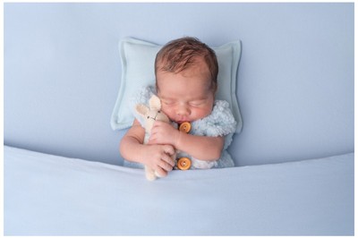 Απαλές αποχρώσεις, ήρεμα χαμόγελα, αγάπη χωρίς τέλος. Καλλιτεχνική φωτογράφηση νεογέννητου στην Αθήνα – μια εμπειρία τρυφερότητας από την Κατερίνα Δρούκα