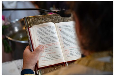 Η εκκλησία της Αθήνας γίνεται φόντο για αξέχαστες φωτογραφίες βάπτισης.