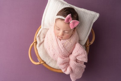 Απαλές αποχρώσεις, ήρεμα χαμόγελα, αγάπη χωρίς τέλος. Καλλιτεχνική φωτογράφηση νεογέννητου στην Αθήνα – μια εμπειρία τρυφερότητας από την Κατερίνα Δρούκα.