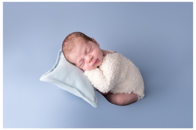 Φωτογράφηση νεογέννητου στην Αθήνα από την Κατερίνα Δρούκα και το Mon Petit Bébé Studio. Τρυφερές, φυσικές φωτογραφίες μωρών γεμάτες αγάπη, φως και συναίσθημα.