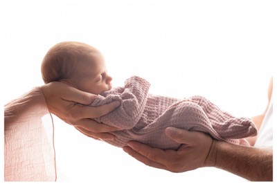 Η πρώτη σύνδεση, η πρώτη αγκαλιά – φωτογράφιση γονιού και παιδιού στο Mon Petit Bébé 