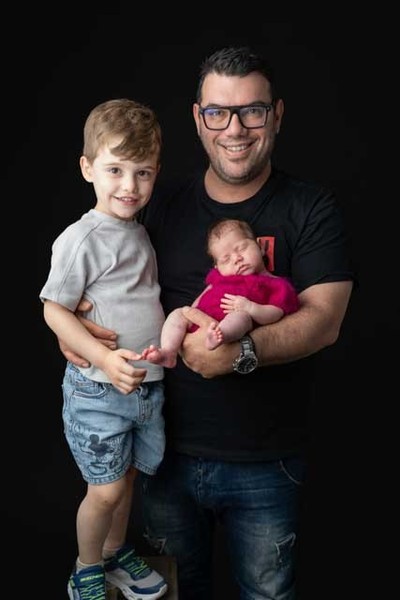 Φωτογράφιση γονέων και νεογέννητου στο Mon Petit Bébé στην Αθήνα.