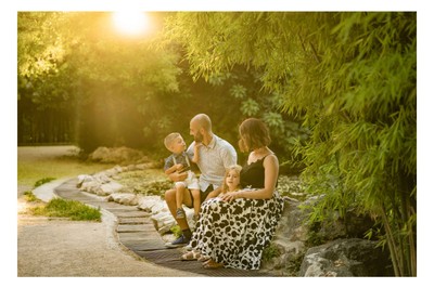 Φωτογράφιση οικογένειας στο Κολωνάκι και σε όλη την Αττική – μοναδικές στιγμές αγάπης και χαράς.