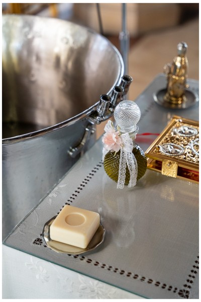 Φωτογραφίες που αφηγούνται την ιστορία της βάπτισης.