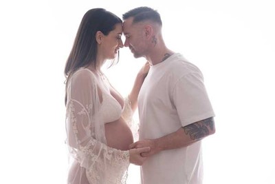 Timeless pregnancy portraits created with elegance.