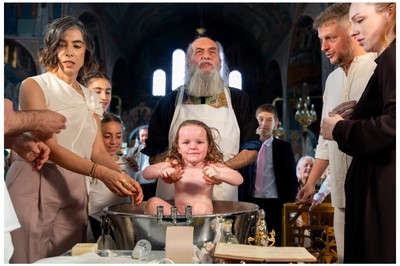 Η βάπτιση του μωρού όπως δεν την έχετε ξαναδεί στην Αθήνα.