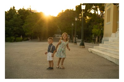 Φωτογράφιση οικογένειας στο Κολωνάκι και σε όλη την Αττική – μοναδικές στιγμές αγάπης και χαράς.