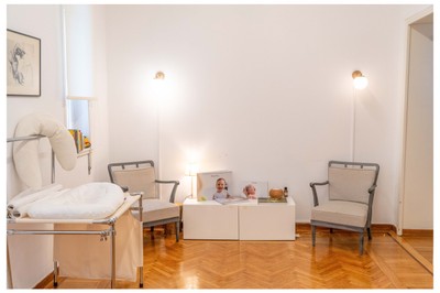 Every decorative element in Mon Petit Bébé has been carefully selected to radiate warmth, comfort, and harmony — the essence of our photography style.  newborn studio Athens, Mon Petit Bébé, Katerina Drouka photographer, baby photo ideas, newborn props Greece.