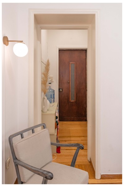 A peaceful and comfortable space where parents and babies can relax before and after their photo session — designed with love and care