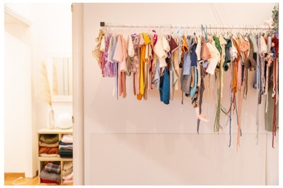 Χειροποίητα ρουχαλάκια και απαλές υφές, ειδικά επιλεγμένες για τη φωτογράφηση νεογέννητων με ασφάλεια και στυλ