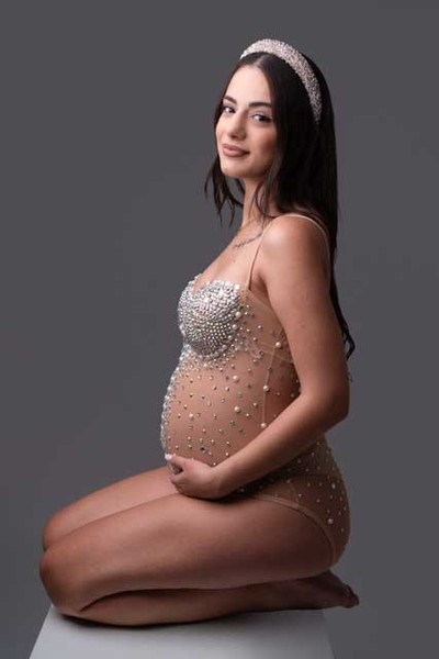 Διακριτική και elegant φωτογράφιση εγκυμοσύνης.