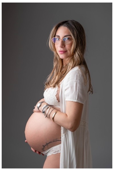 Απαλές στιγμές, αιώνιες αναμνήσεις. Pregnancy Photoshooting στην Αθήνα – μια εμπειρία φωτογράφισης από την Κατερίνα Δρούκα, αφιερωμένη στη γυναικεία δύναμη και ευαισθησία.