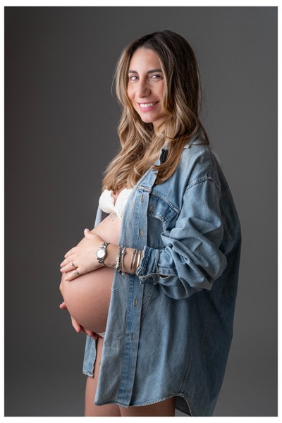 Celebrate the beauty of motherhood. Maternity Photography in Athens by Katerina Drouka – Mon Petit Bébé Studio, where elegance meets emotion