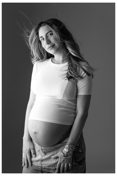 Celebrate the beauty of motherhoo. Maternity Photography in Athens by Katerina Drouka – Mon Petit Bébé Studio, where elegance meets emotion.