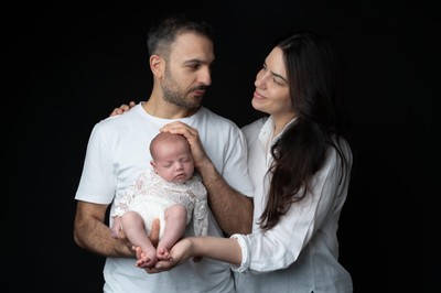 Newborn family photography filled with love and emotion.