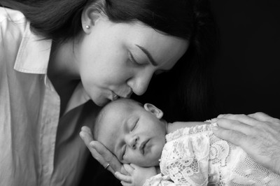 Newborn family photography filled with love and emotion.
