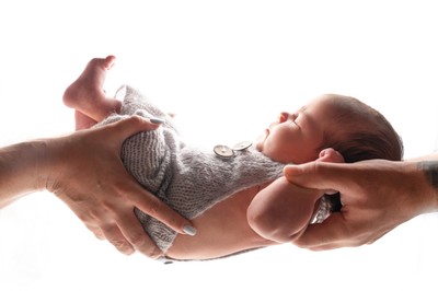 Newborn photoshooting στο Κολωνάκι: Αιχμαλωτίζουμε τις πρώτες στιγμές του μωρού σας.