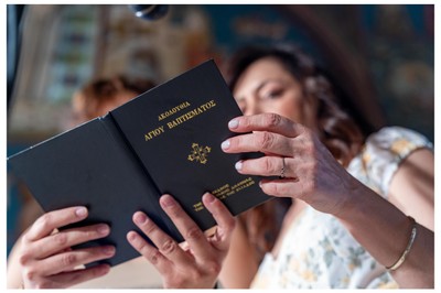 Η εκκλησία γεμάτη φως και ευχές για το μωρό.