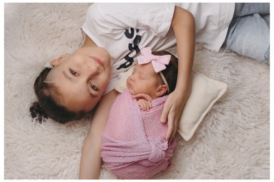 Απαλές αποχρώσεις, ήρεμα χαμόγελα, αγάπη χωρίς τέλος. Καλλιτεχνική φωτογράφηση νεογέννητου στην Αθήνα – μια εμπειρία τρυφερότητας από την Κατερίνα Δρούκα.