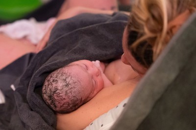 Φωτογράφιση τοκετού στο σπίτι στην Ελλάδα με σεβασμό, διακριτικότητα και αυθεντικότητα.
