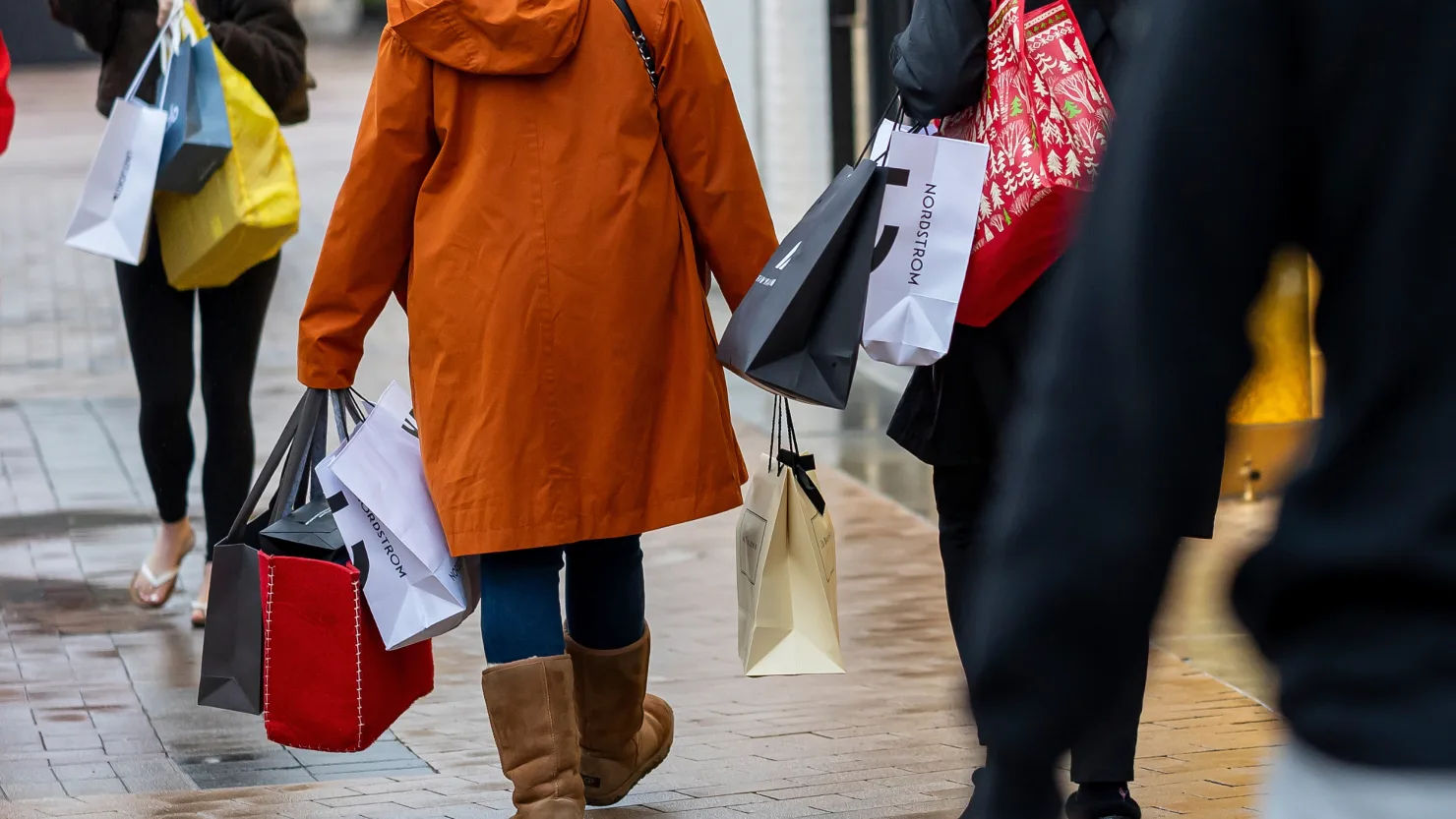 How 3 retail stocks can benefit from a shaky consumer this holiday shopping season
