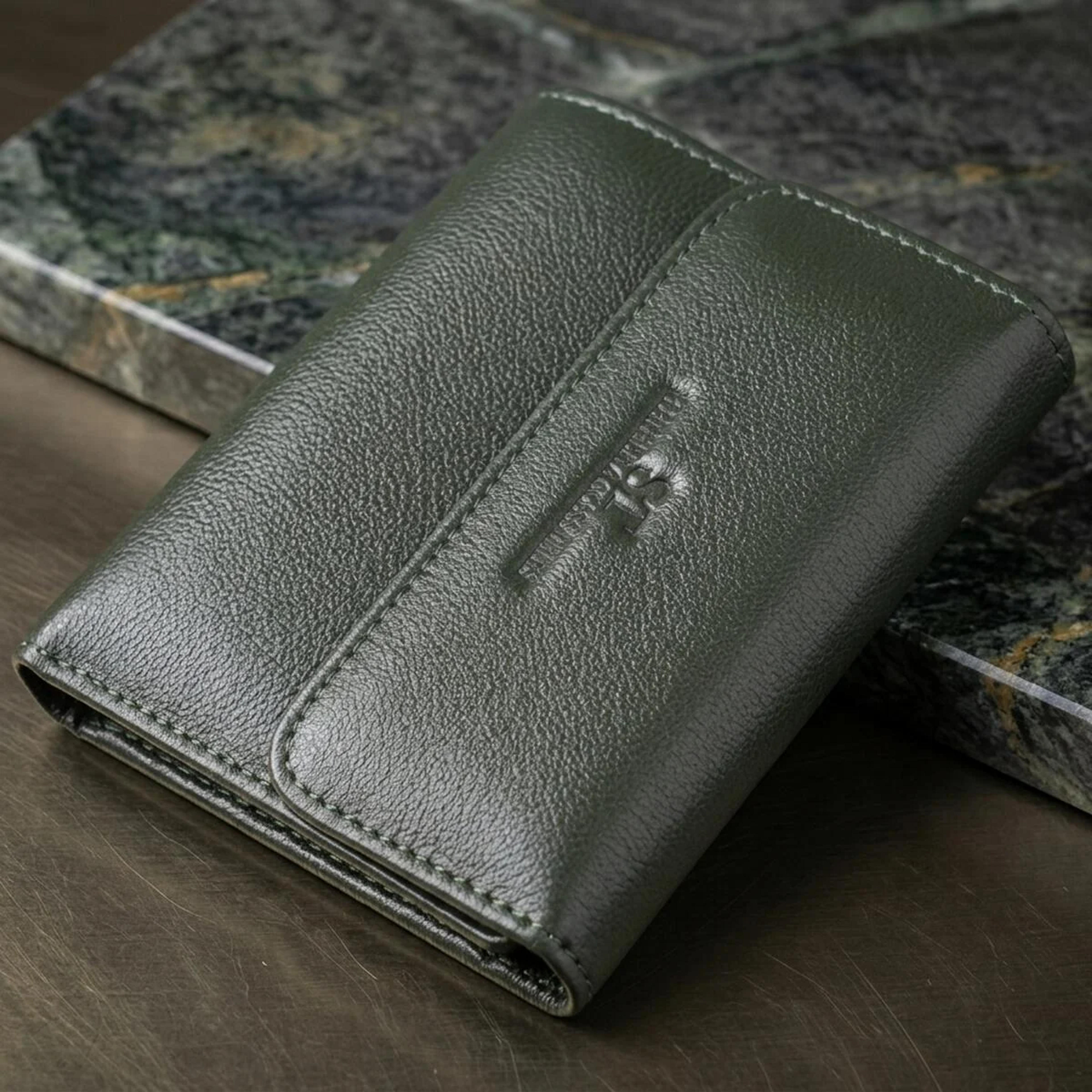 Стильний гаманець середнього розміру із натуральної шкіри ST Leather 23075 Зелений