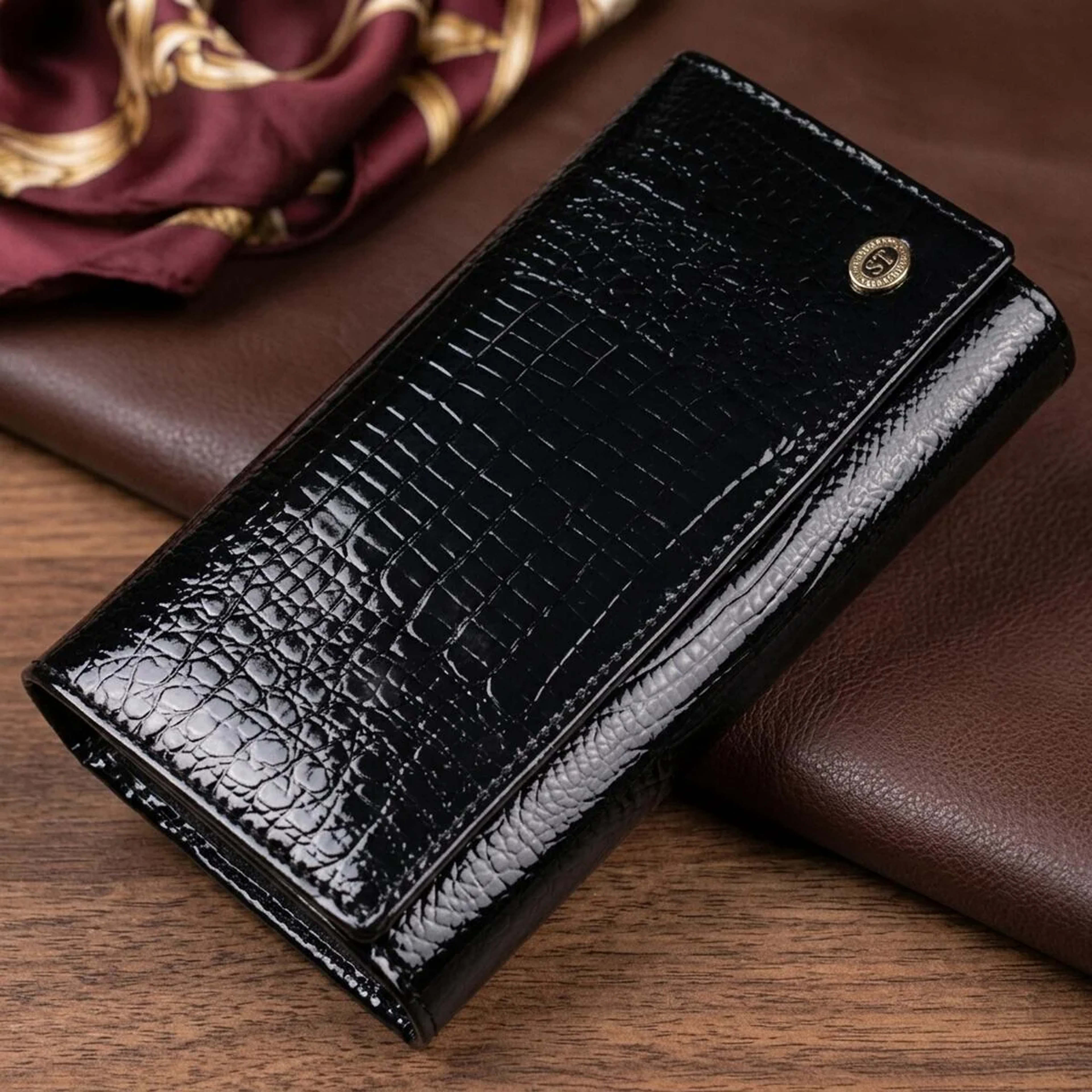Лаковий жіночий гаманець з візитницею ST Leather 19403 Чорний