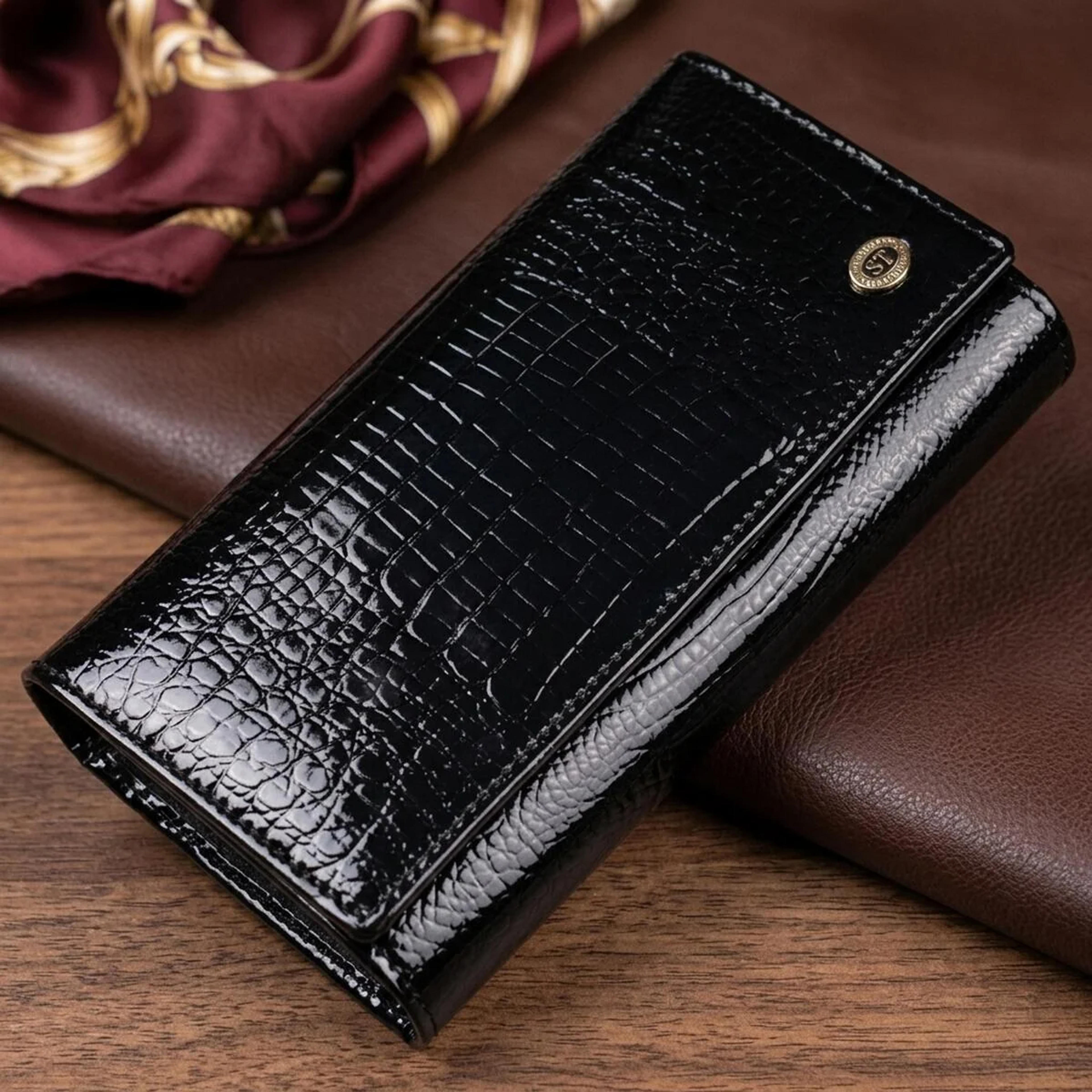 Лаковий жіночий гаманець з візитницею ST Leather 19403 Чорний
