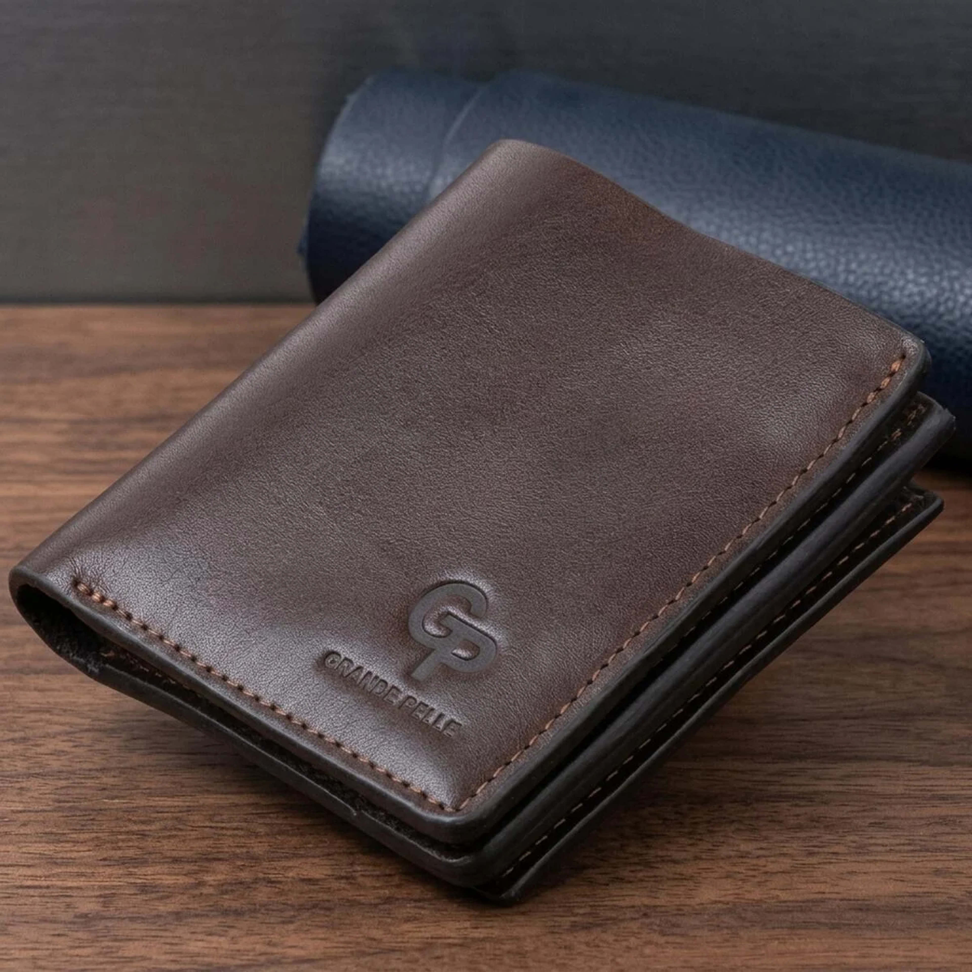Вертикальне глянсове портмоне з накладною монетницьою GRANDE PELLE 11330 Шоколадне