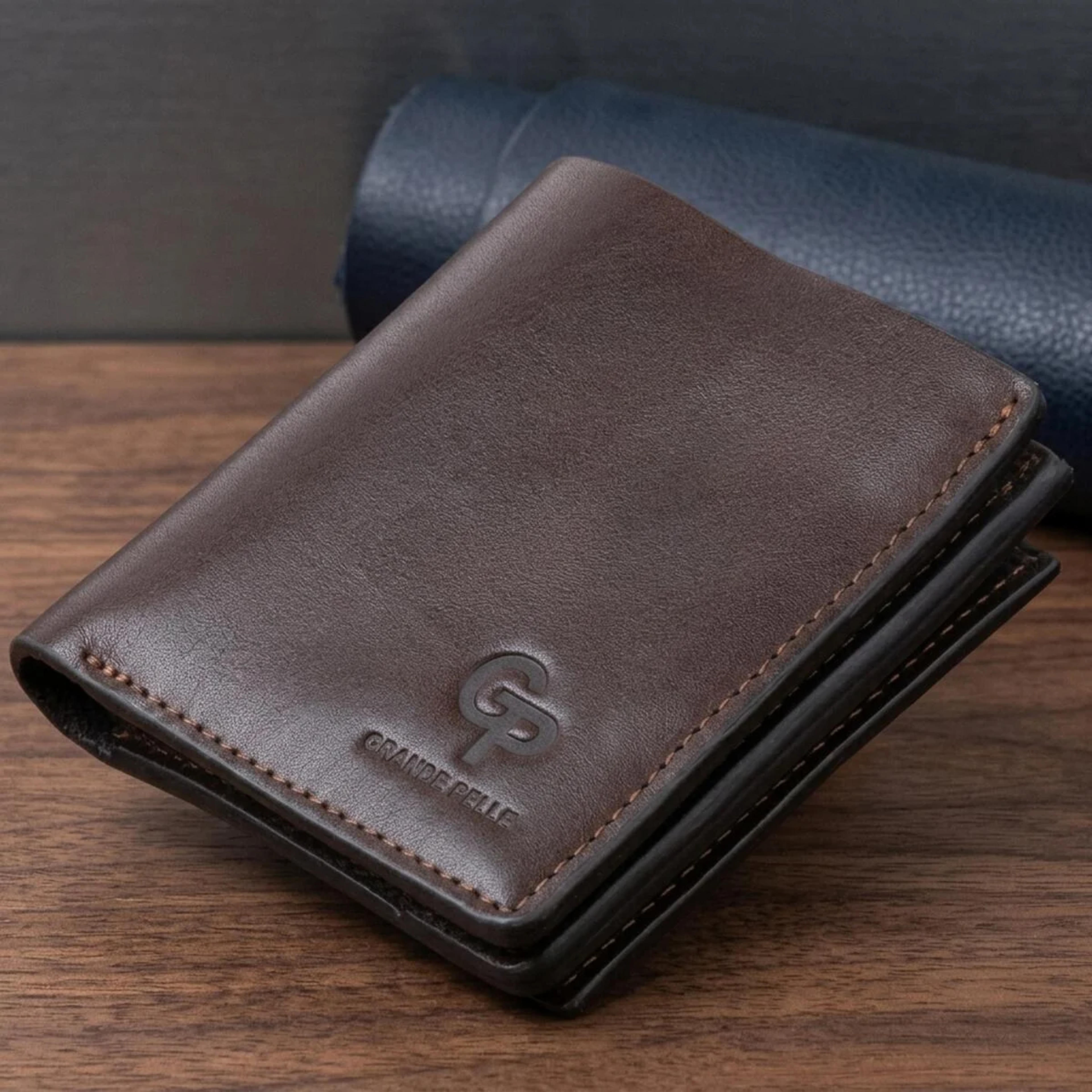 Вертикальне глянсове портмоне з накладною монетницьою GRANDE PELLE 11330 Шоколадне