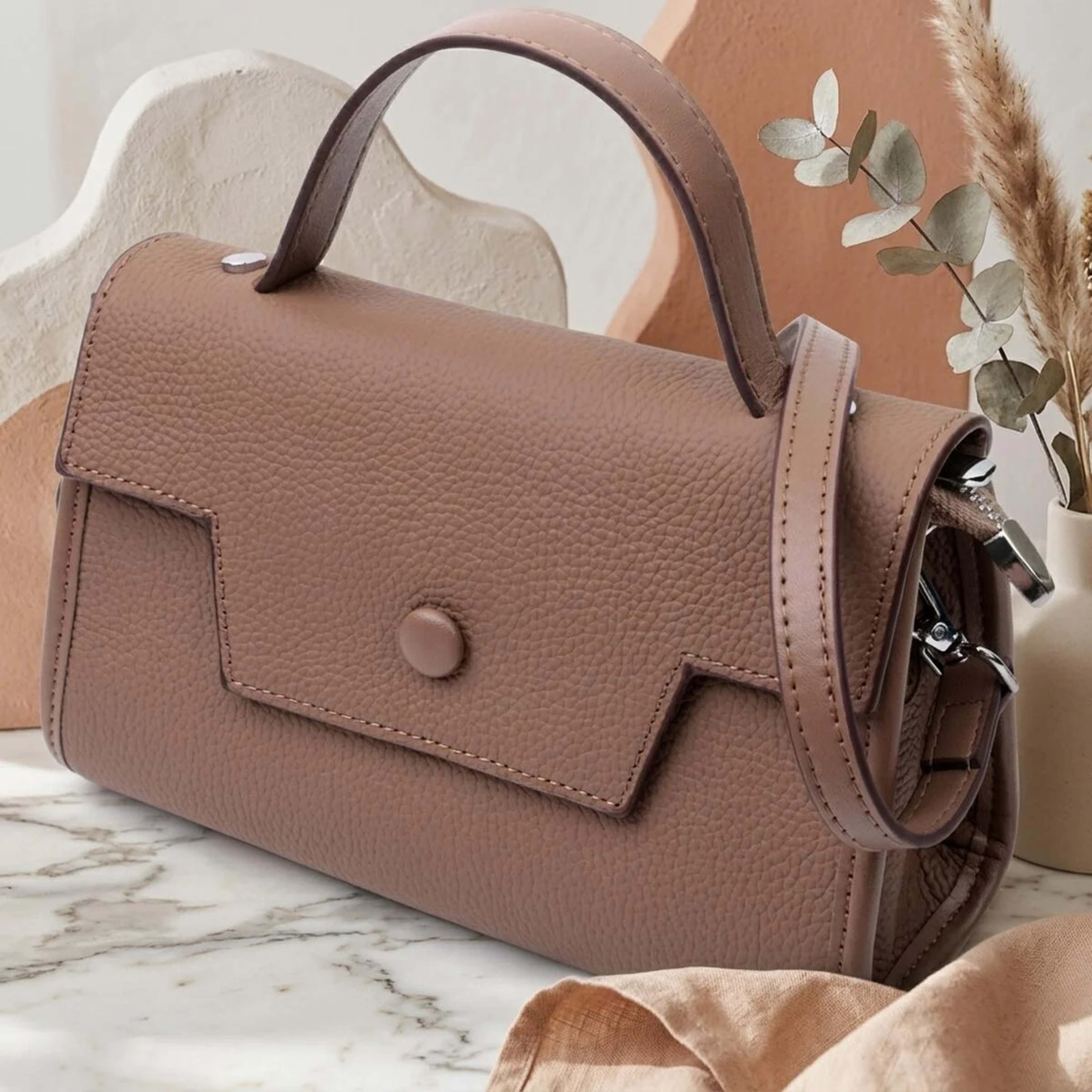 Жіноча сумка з геометричним клапаном з натуральної шкіри Vintage 22630 Коричнева
