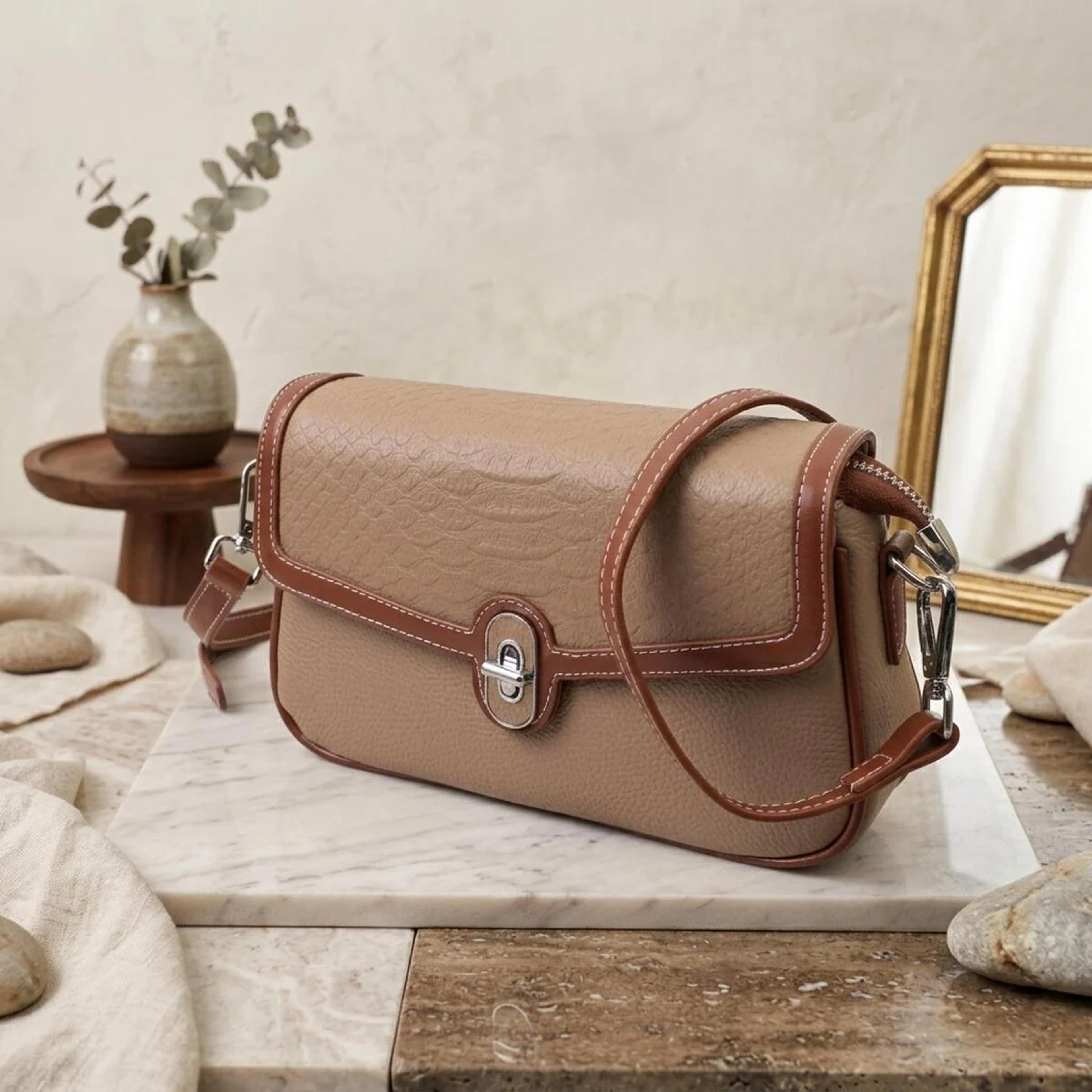 Стильна сумка жіноча з фактурним клапаном з натуральної шкіри Vintage 22620 Бежева